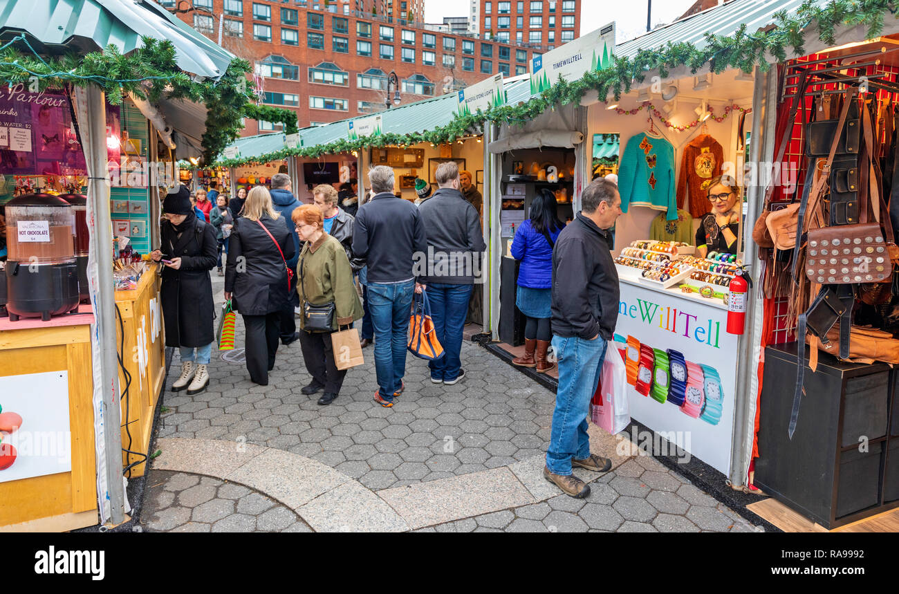 Gli acquirenti e i turisti ad esplorare l'Unione Piazza Mercato vacanze in Union Square di New York City. Foto Stock