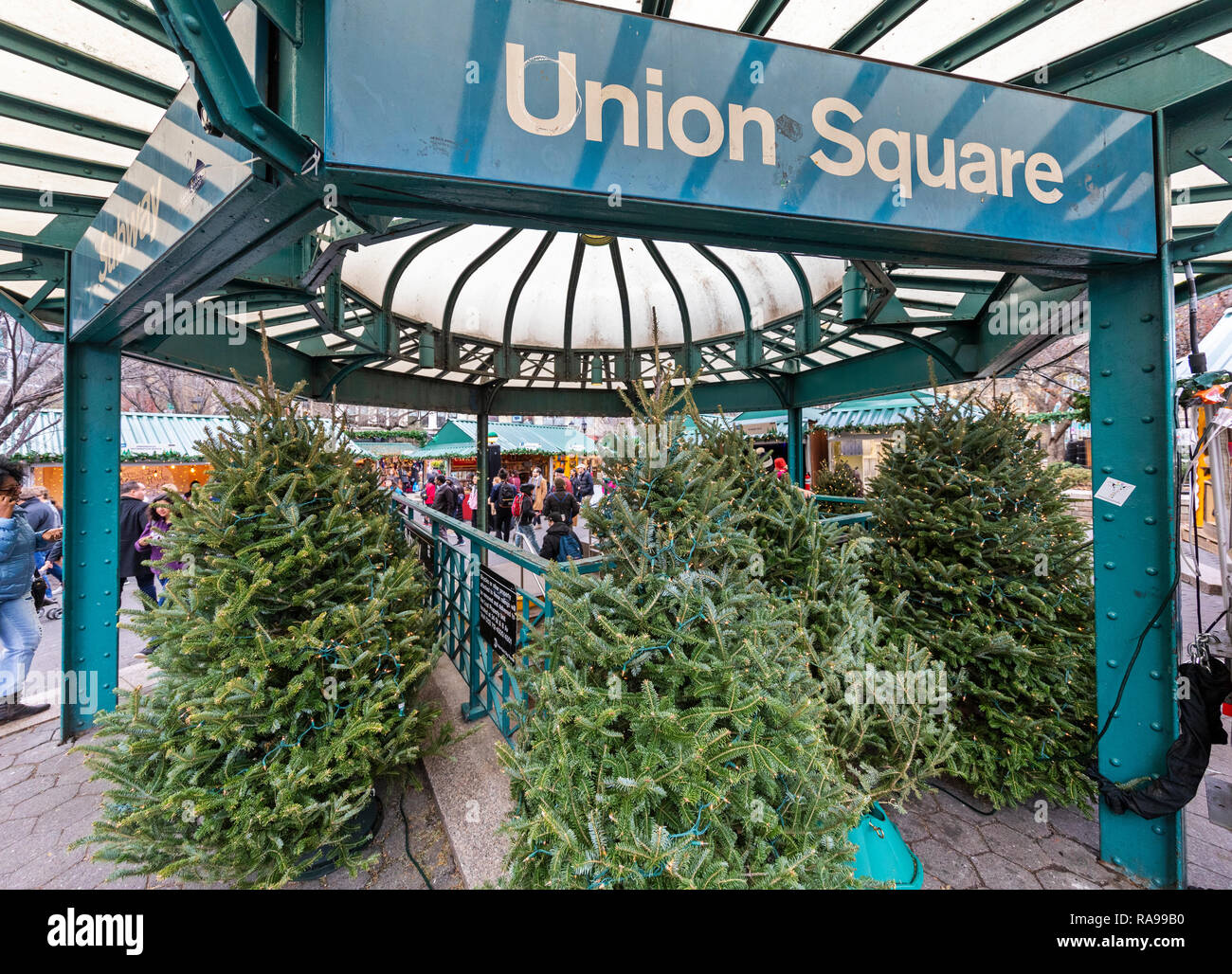 Gli acquirenti e i turisti ad esplorare l'Unione Piazza Mercato vacanze in Union Square di New York City. Foto Stock