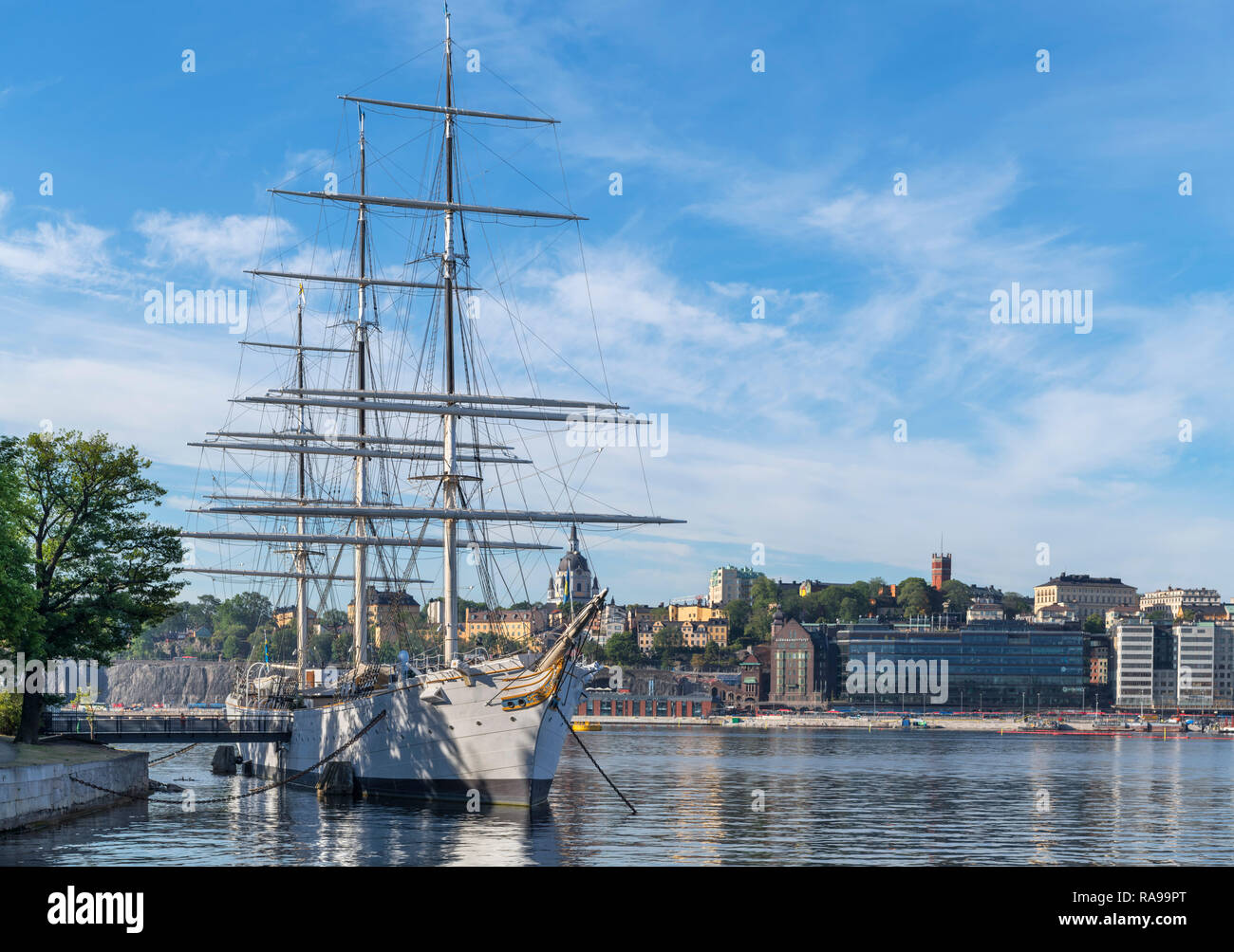 L'af Chapman piena truccate sailing vessel, ora un ostello per la gioventù a Skeppsholmen guardando verso Stadsholmen, Stoccolma, Svezia Foto Stock