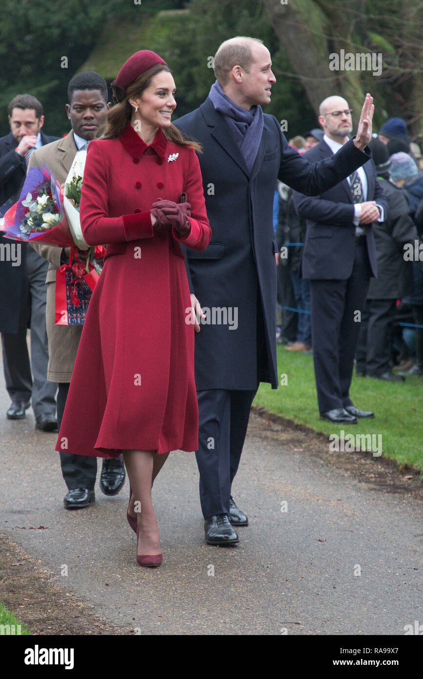 Foto datata 25 dicembre mostra il Duca di Cambridge, la Duchessa di Cambridge, la Duchessa di Sussex e il Duca di Sussex arrivando a frequentare il giorno di Natale mattina servizio in chiesa a Santa Maria Maddalena Chiesa di Sandringham, Norfolk. Foto Stock