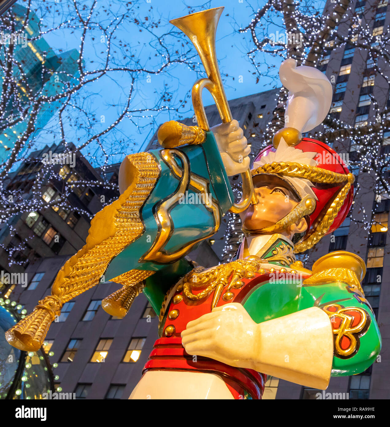 Una grande scultura di un soldato in legno riproduzione di una tromba a l'albero di Natale al Rockefeller Center. Foto Stock