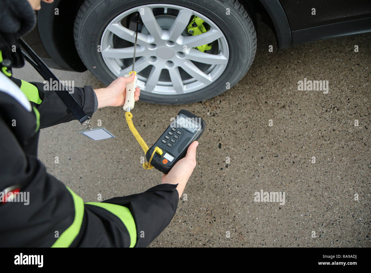Immagine di una misurazione della temperatura dei freni per auto. Eseguita dal termometro elettronico. Foto Stock