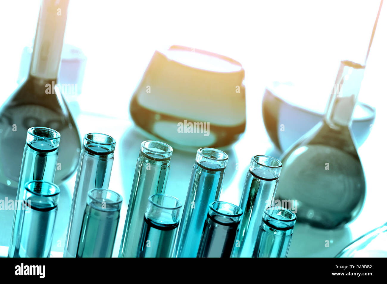Vetreria Laboratoy con prodotti chimici e i reagenti, chimica scienza Foto Stock