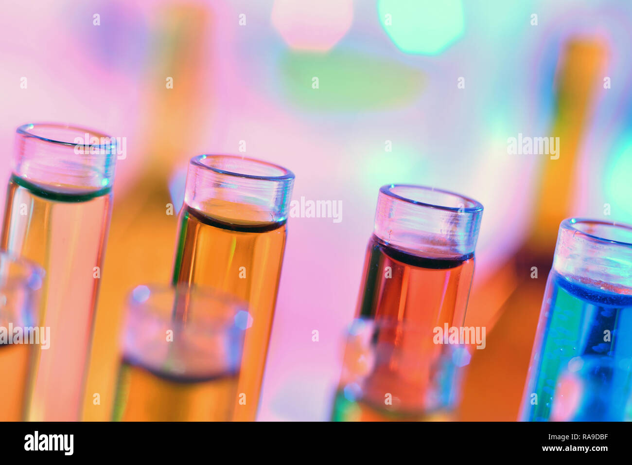 Close up di chimica provette con liquidi colorati e reagenti Foto Stock