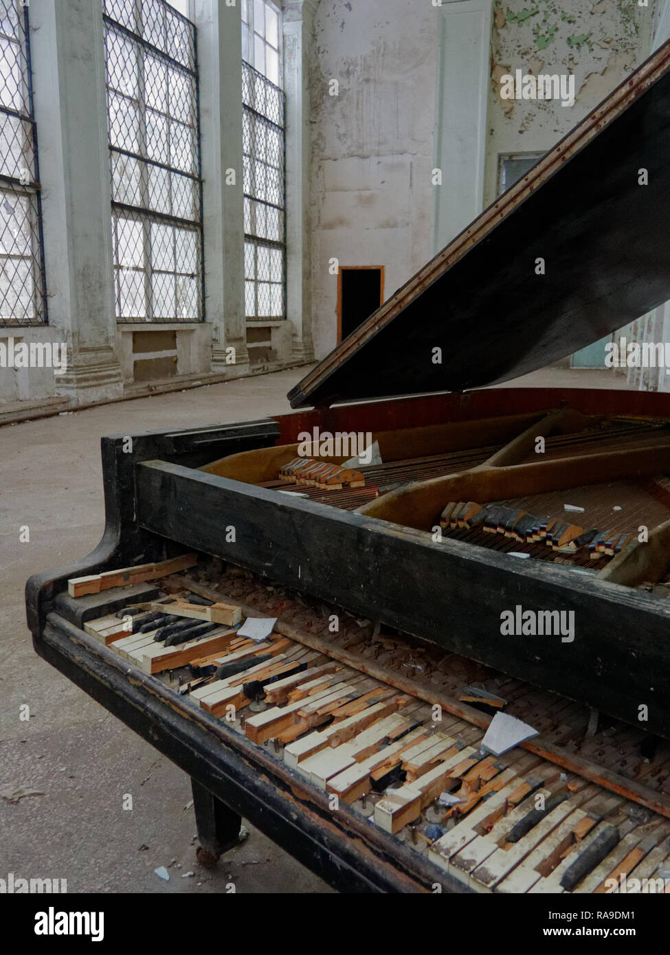 Edificio abbandonato interno, sala vuota, rotte pianoforte Foto Stock