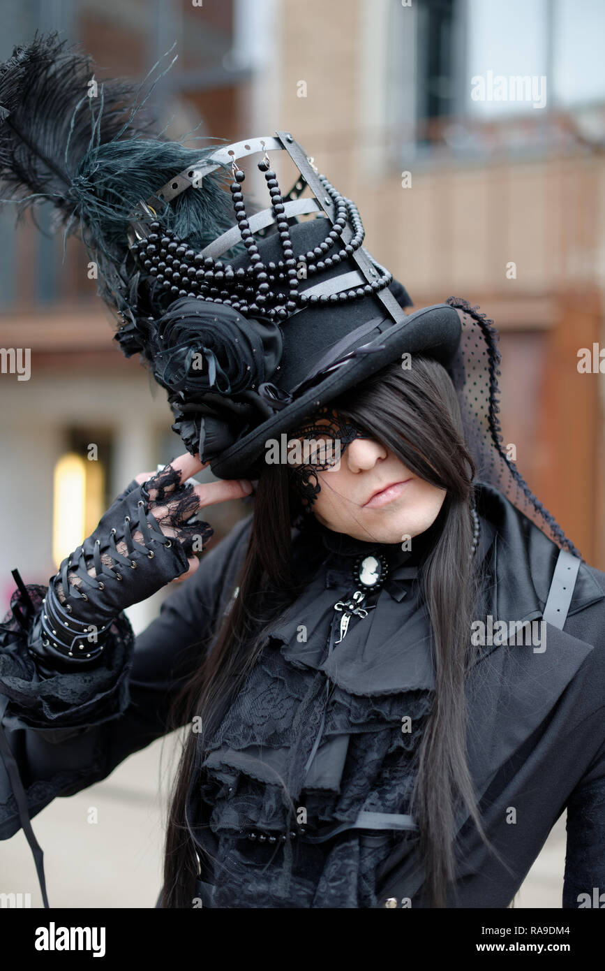 Costume vittoriano gotico immagini e fotografie stock ad alta risoluzione -  Alamy