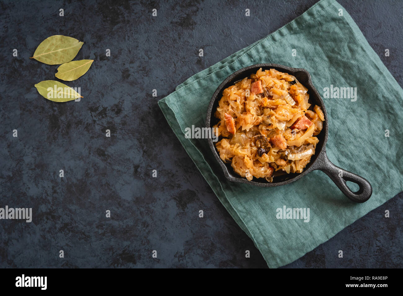 Bigos-piatto tradizionale polacca di finemente tritate i crauti e cavoli freschi con carne e funghi, e salsiccia. Il piatto è anche tradizionale per Belar Foto Stock