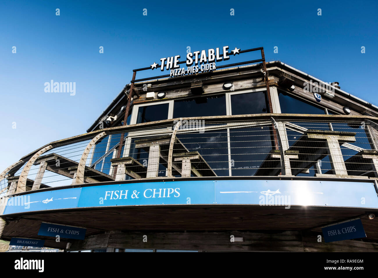 L'esterno della stabilità di un ristorante a Fistral Beach in Newquay in Cornovaglia. Foto Stock