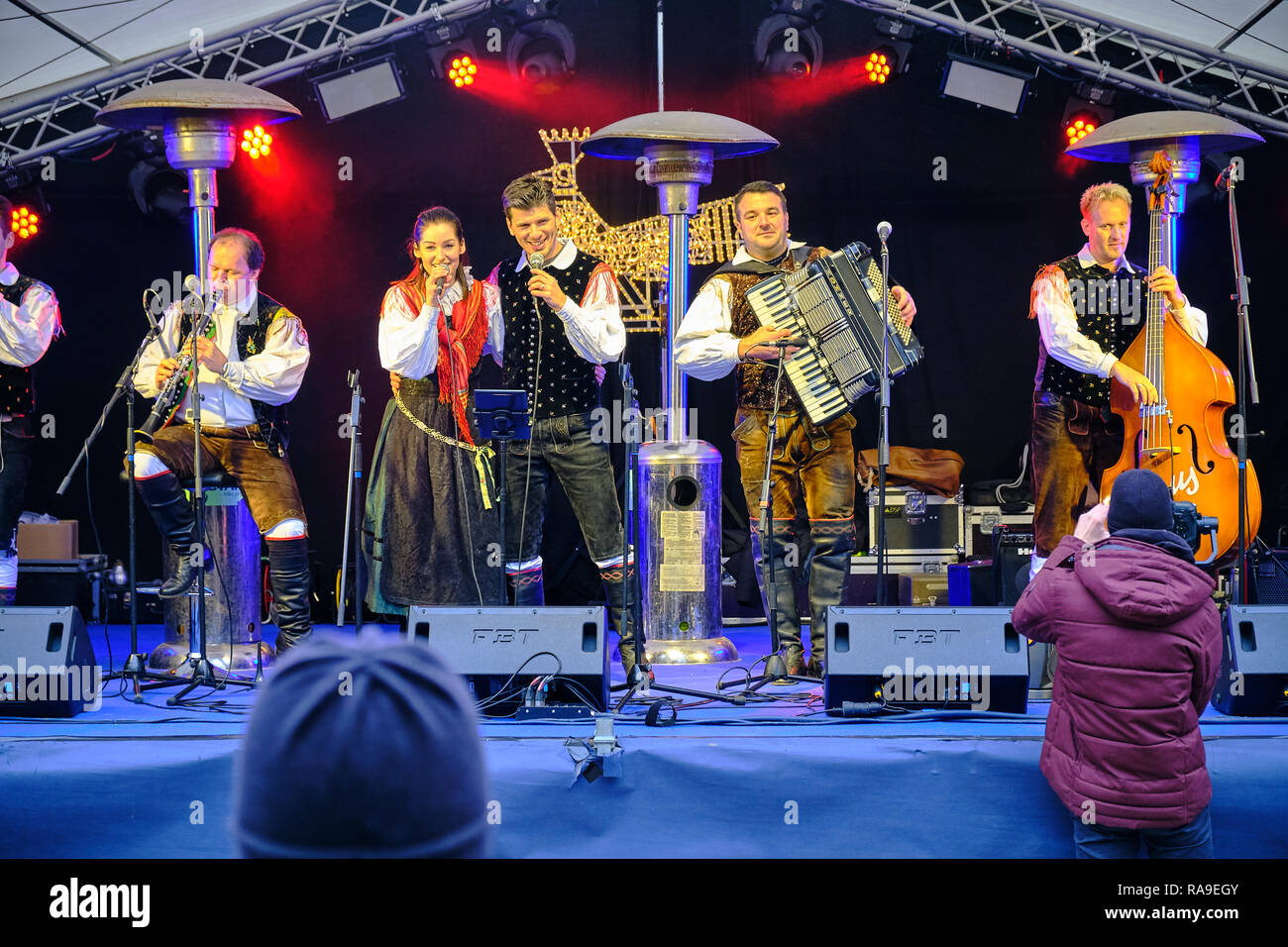 Esecuzione pubblica del tradizionale folclore sloveno musica a Bled. Band sul palco è vestito in abiti folcloristici Foto Stock