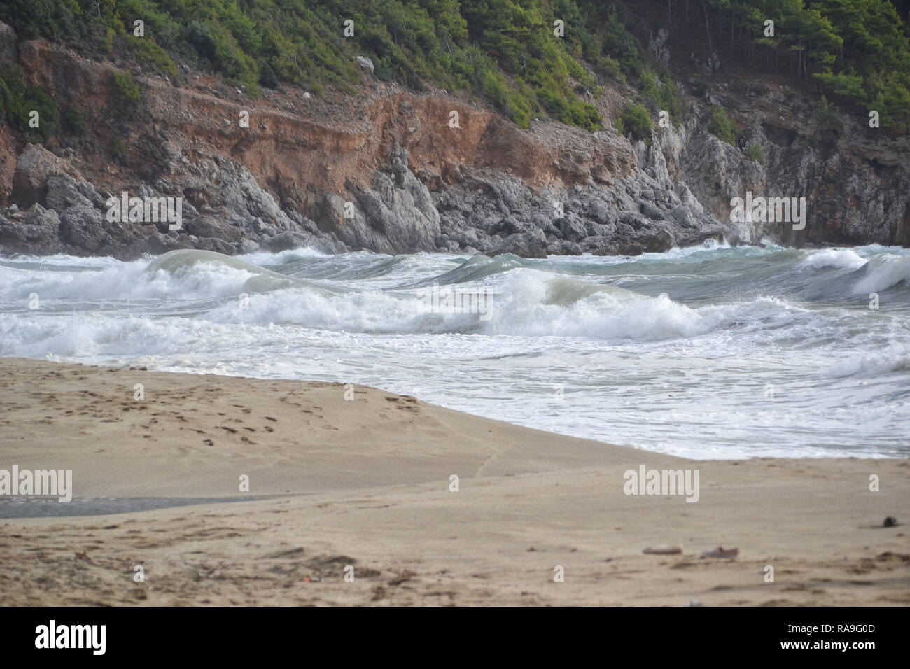 La splendida baia di Cleopatra beach in Alanya Turchia , giornata di vento, onde grandi sul mare Foto Stock