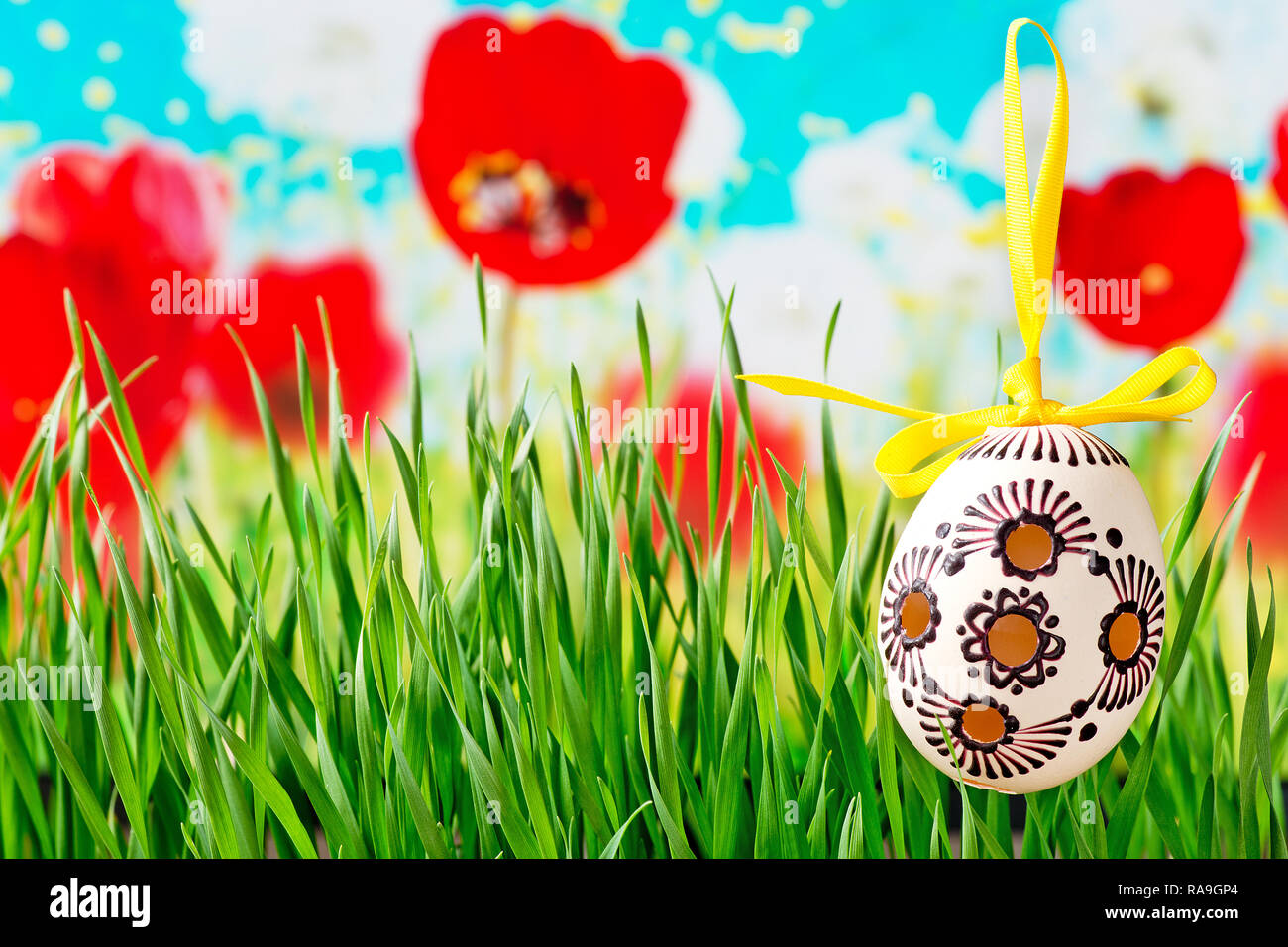 Le uova di pasqua sul prato in primavera. Foto Stock