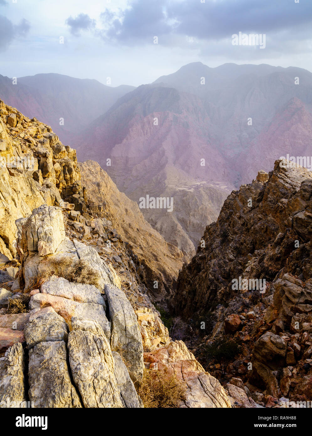 Paesaggio arido di montagne Hajar a Ras Al Khaimah,EMIRATI ARABI UNITI Foto Stock