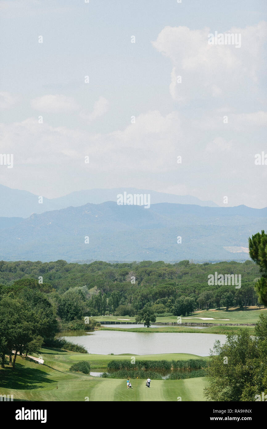 Gli amanti del golf giocare su un golf in Hotel Camiral, Girona, Catalogna. Spagna Foto Stock