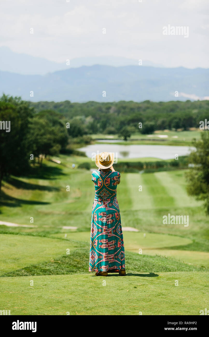 Donna di scattare una foto su un golf in Hotel Camiral, Girona, Catalogna. Spagna Foto Stock