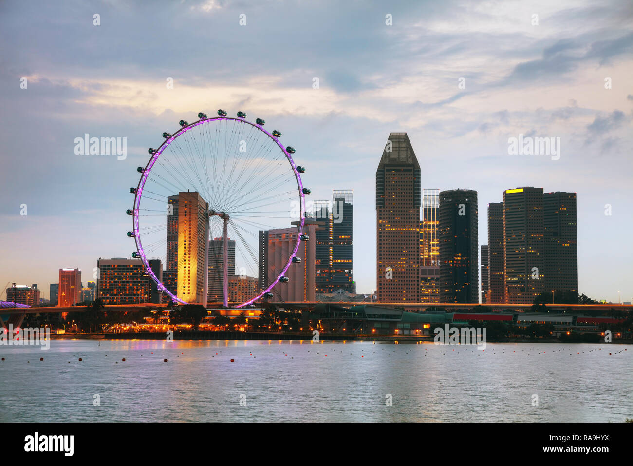 Il centro di Singapore come visto dalla baia di Marina di notte Foto Stock
