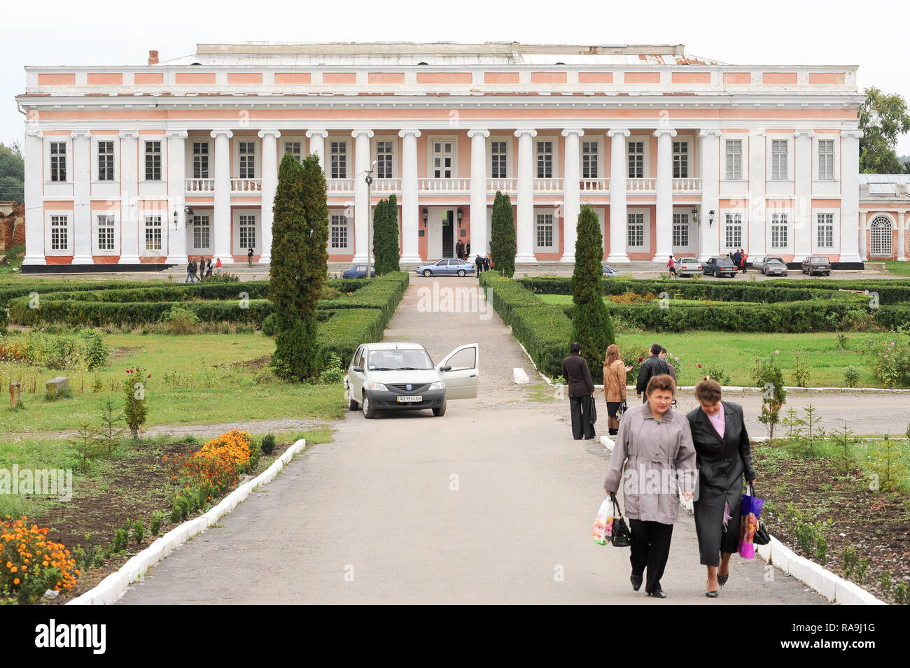 68 metro lungo edificio principale dell'architettura palladiana style Palac Potockich (Potocki Palace) bulit 1780 a 1790 per Stanislaw Szczesny Potocki in Tulc Foto Stock