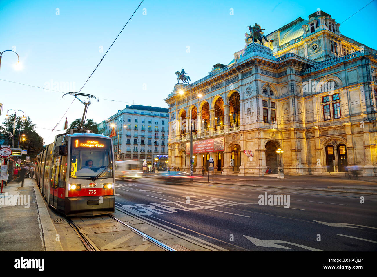 VIENNA - 30 agosto: Opera di Stato di Vienna di notte il 30 agosto 2017 a Vienna. Si tratta di un opera house - e opera company - con una storia che risale a Foto Stock