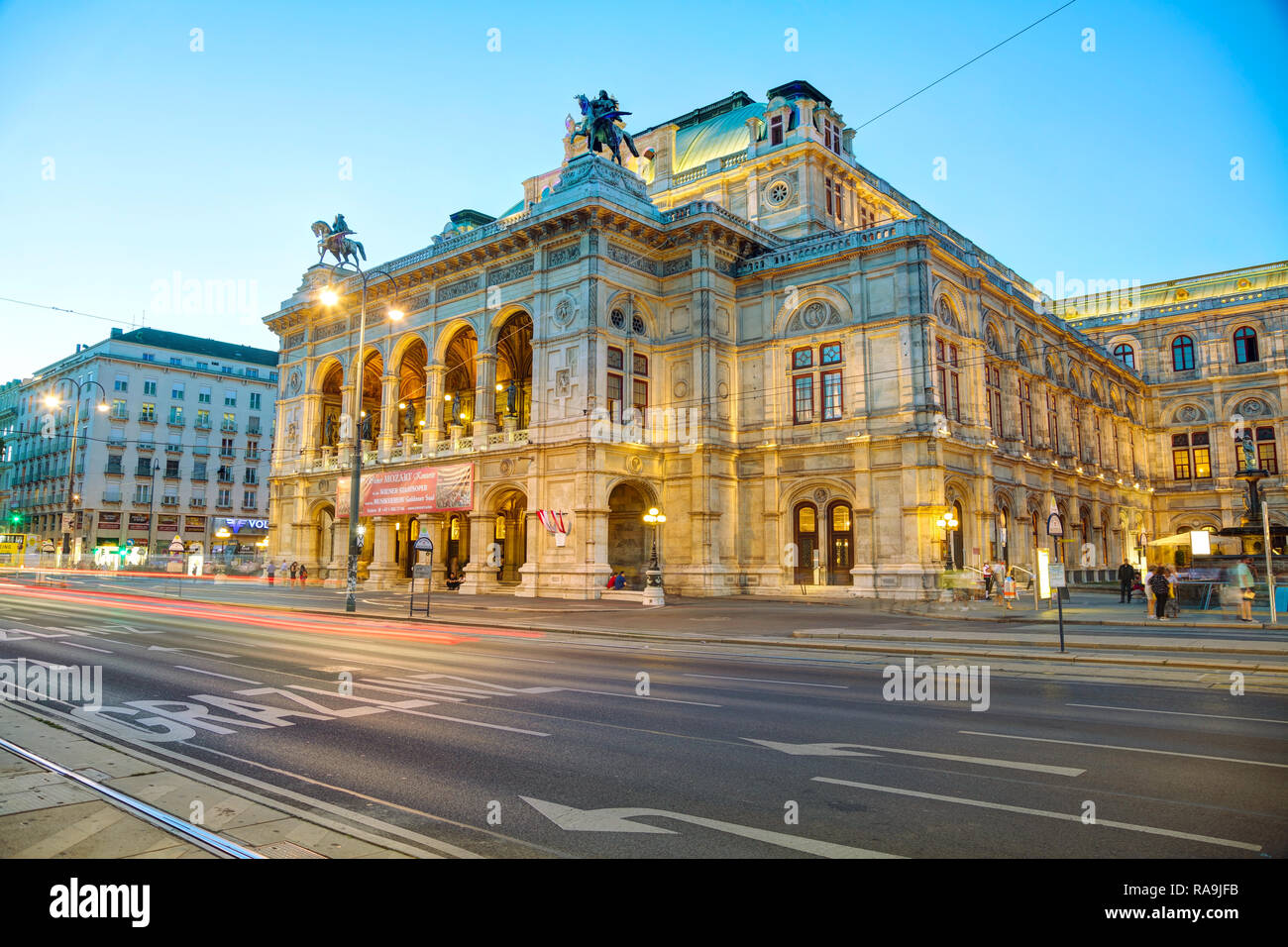 VIENNA - 30 agosto: Opera di Stato di Vienna di notte il 30 agosto 2017 a Vienna. Si tratta di un opera house - e opera company - con una storia che risale a Foto Stock