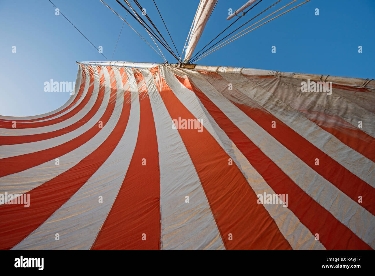 Vista astratta delle tradizionali strisce di tela vela su egiziano barca di legno con montante e cielo blu sullo sfondo Foto Stock