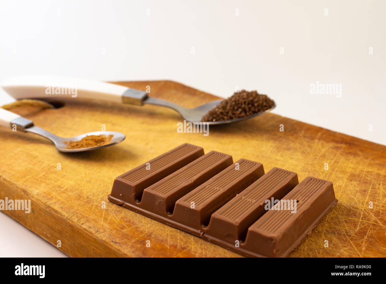 Barrette di cioccolato, caffè e zucchero su un rustico di legno. Sweet Food Foto Stock