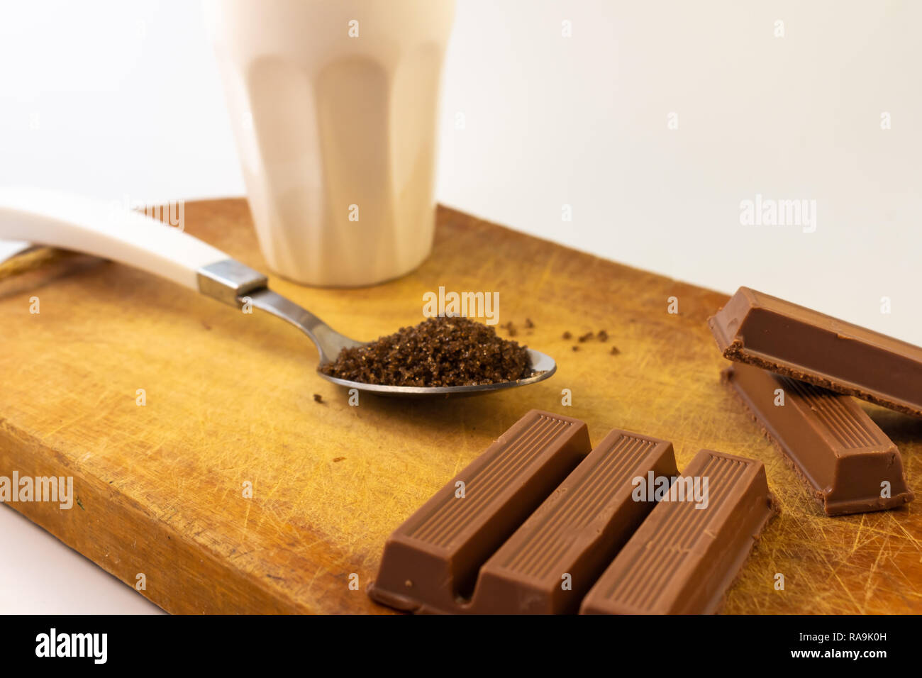Barrette di cioccolato, caffè e zucchero su un rustico di legno. Sweet Food Foto Stock