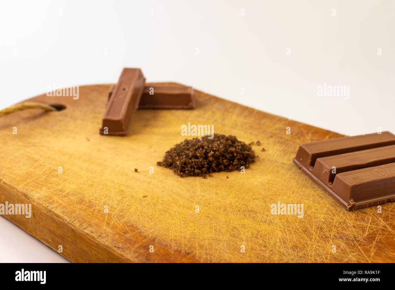 Barrette di cioccolato, caffè e zucchero su un rustico di legno. Sweet Food Foto Stock