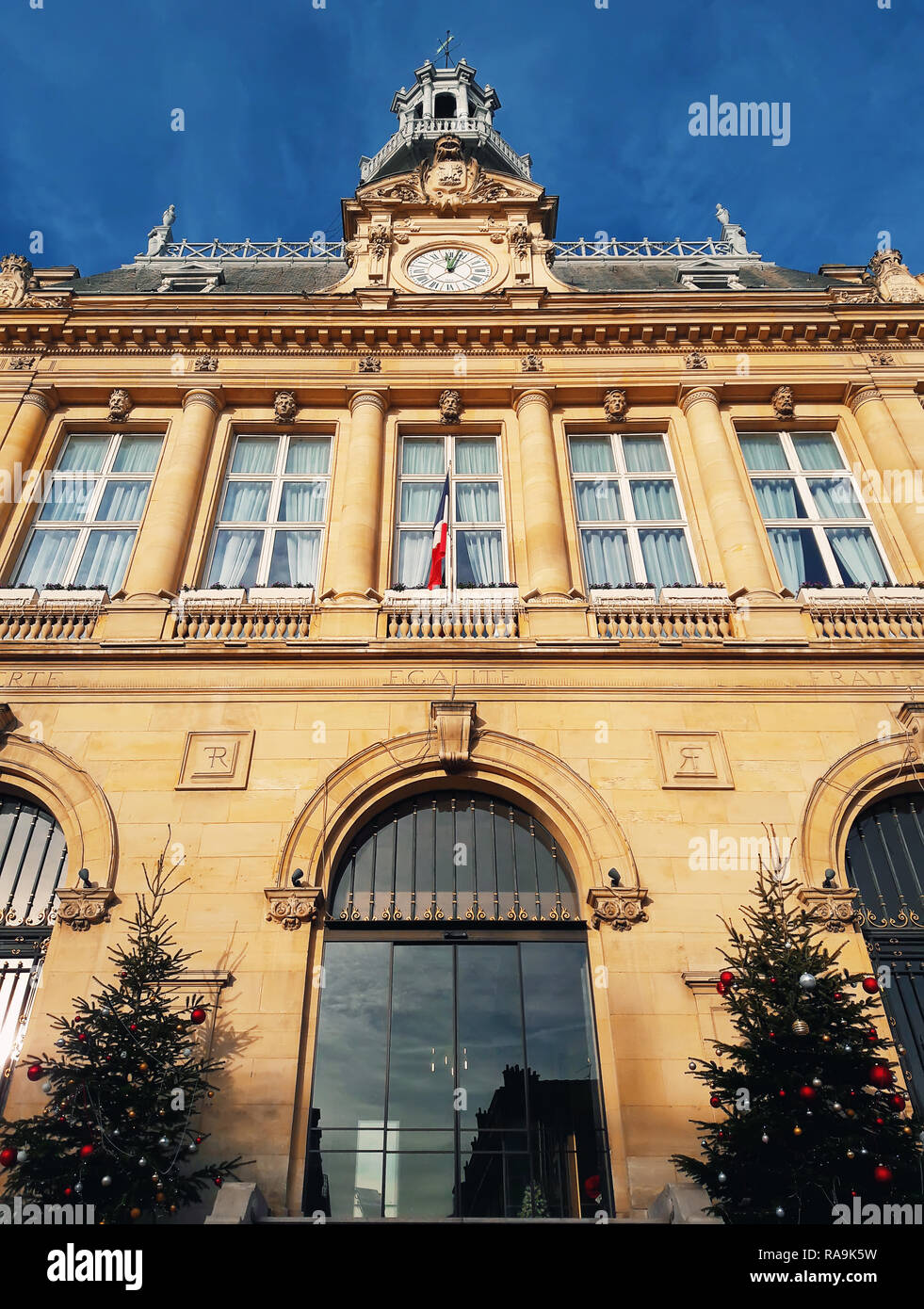 Vista esterni della facciata di Asnières-sur-Seine municipio edificio con due natale in ciascun lato di entrata. Giornata di sole splendido cielo blu n. Foto Stock