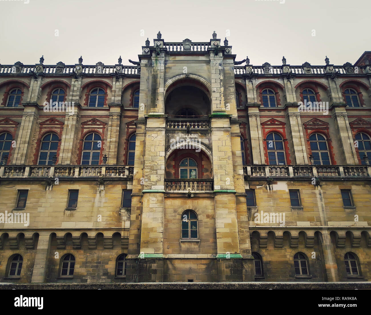 Vista esterni di Chateau de Saint-Germain-en-Laye facciata, circa 13 miglia a ovest di Parigi. Museo Nazionale di Archeologia edificio architettonico, Francia Foto Stock