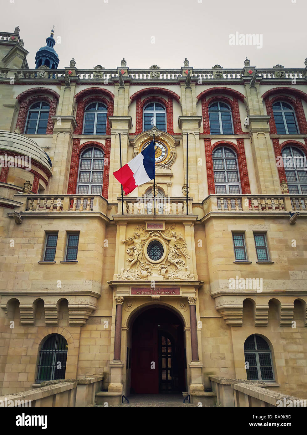 Vista esterni di Chateau de Saint-Germain-en-Laye facciata, circa 13 miglia a ovest di Parigi. Museo Nazionale di Archeologia edificio architettonico, Francia Foto Stock