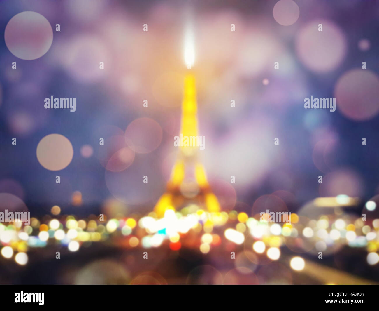 Sfocato defocalizzata scena notturna e Torre Eiffel silhouette che brilla in Parigi con una sfocatura bokeh e luci colorate. Romantico sfondo del simbolo. Foto Stock