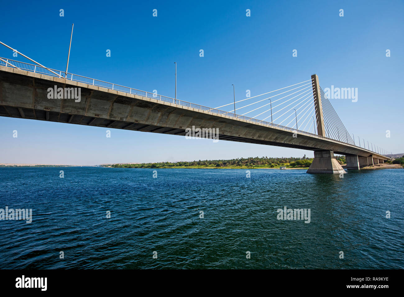 Cavo di grandi dimensioni alloggiato road bridge spanning un ampio fiume Nilo in un giorno chiaro in Egitto Foto Stock