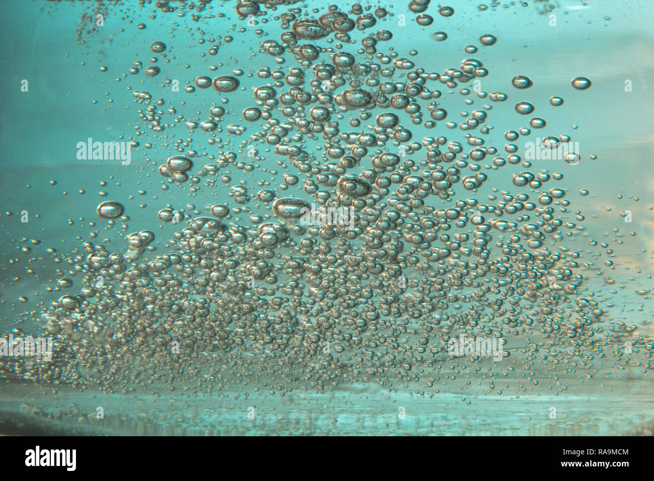Sacco di bolle in acqua blu Foto Stock