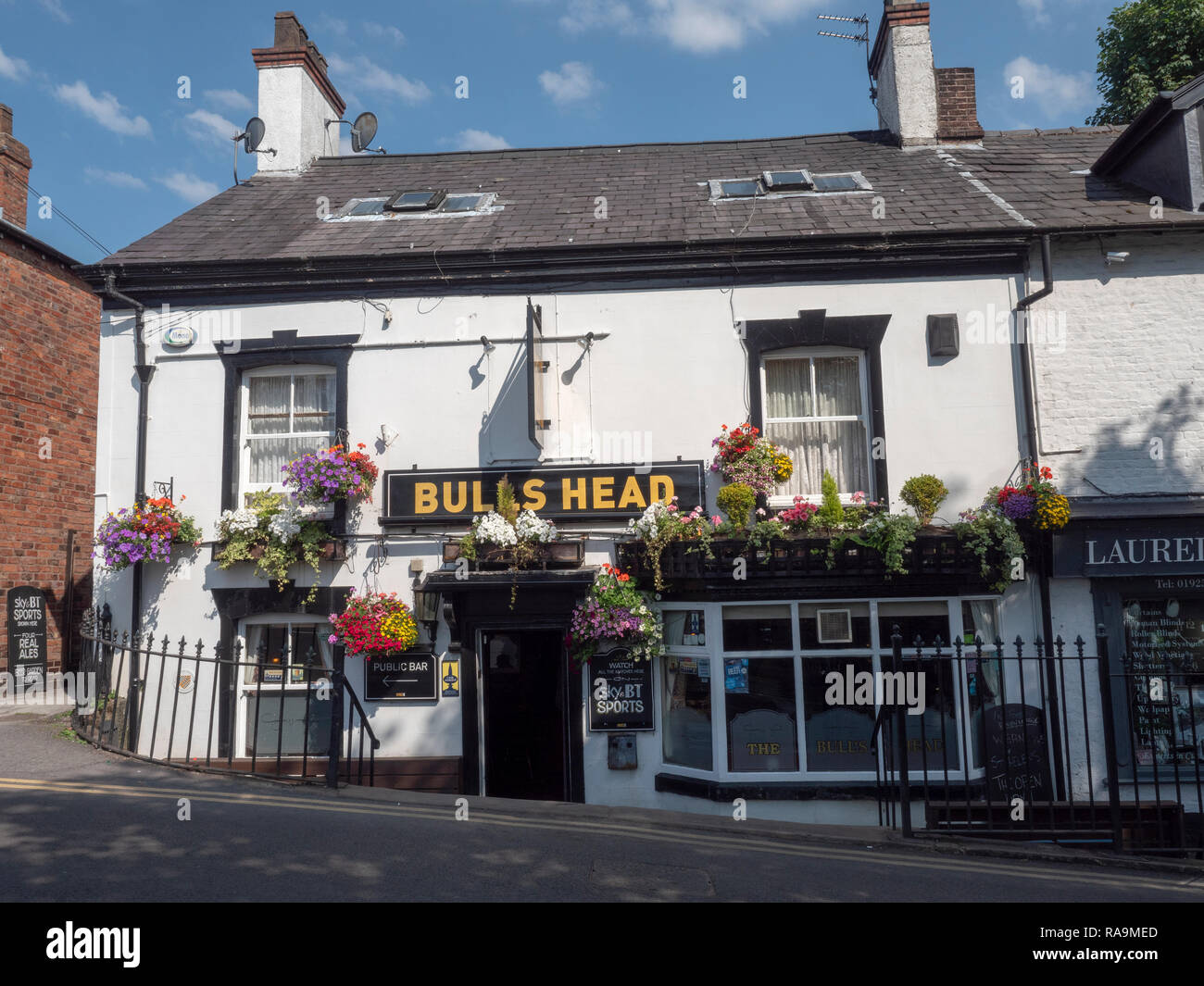 La testa di tori public house, la croce, Lymm, Cheshire, Inghilterra, Regno Unito Foto Stock