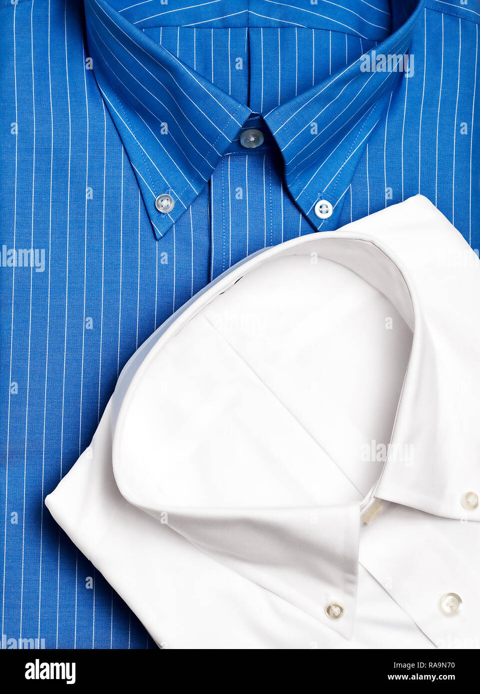 Le camicie di vestito di uomini con il pulsante down colletto. Foto Stock