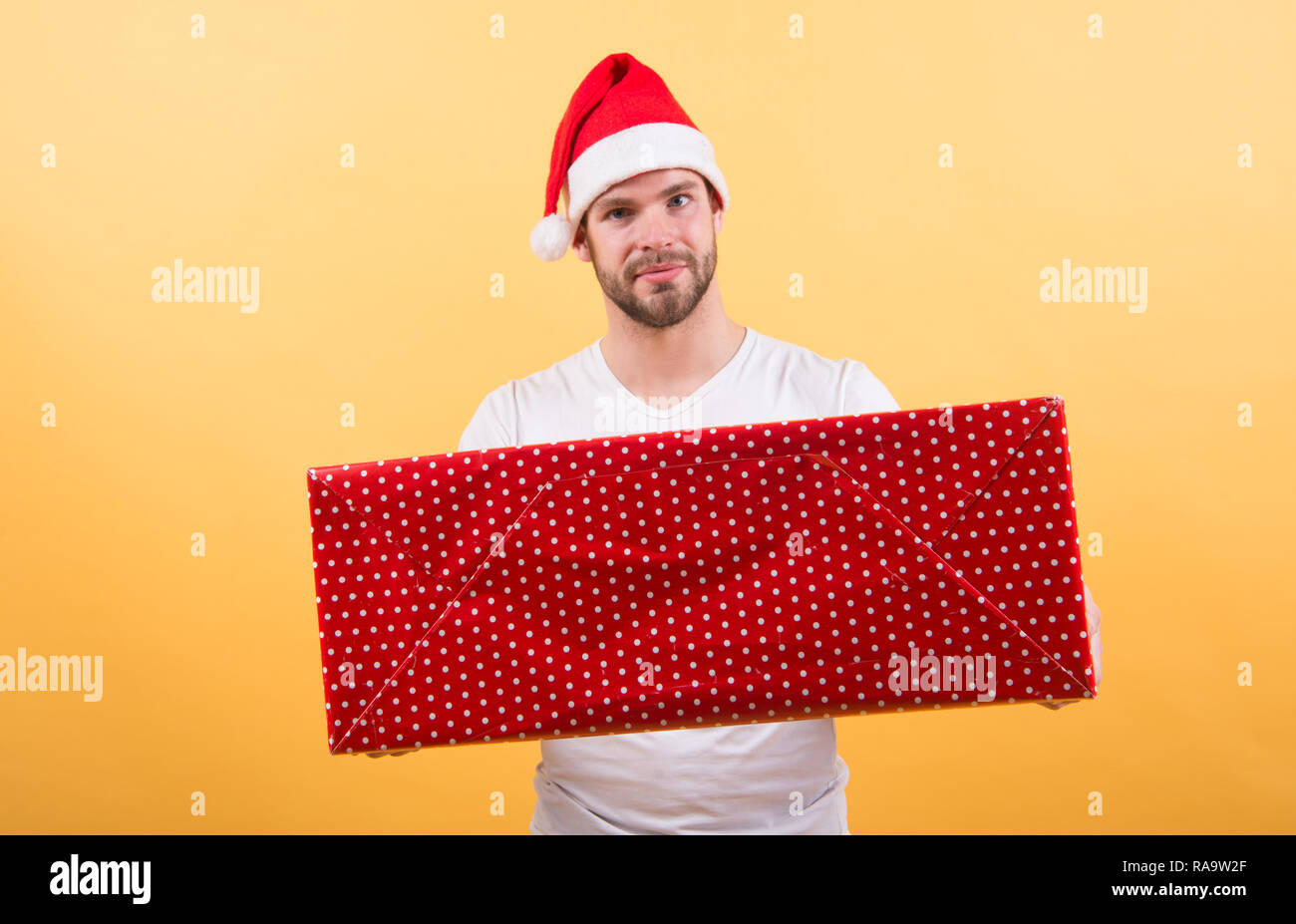 Immagini Tenere Di Natale.Uomo In Santa Hat Tenere Presente Di Natale La Mattina Prima Di Natale Consegna Di Regali