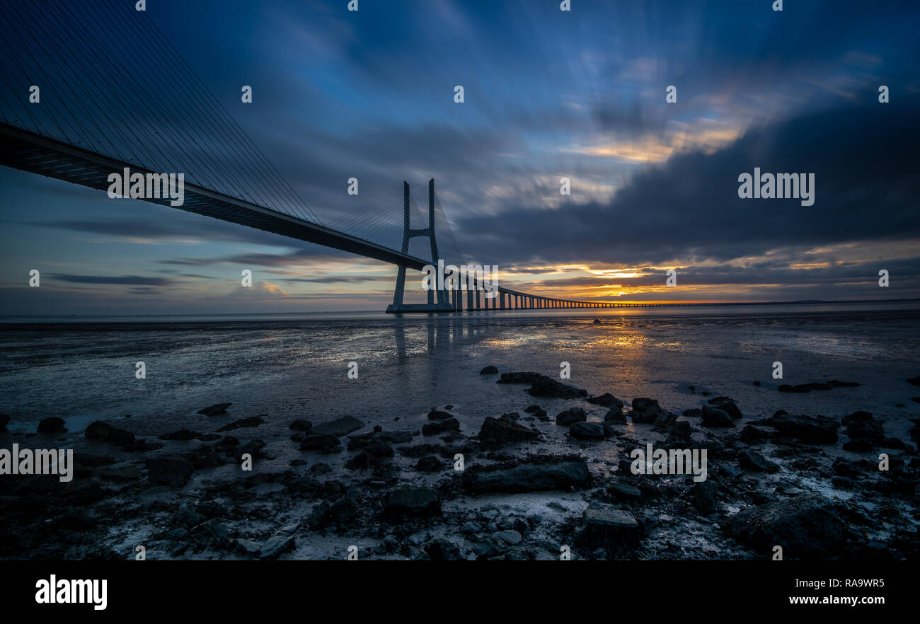 Il ponte Vasco da Gama a Lisbona durante il sunrise. È il più lungo ponte in Europa. Esso misura oltre 10 miglia (17 km) lungo e collega il norther Foto Stock
