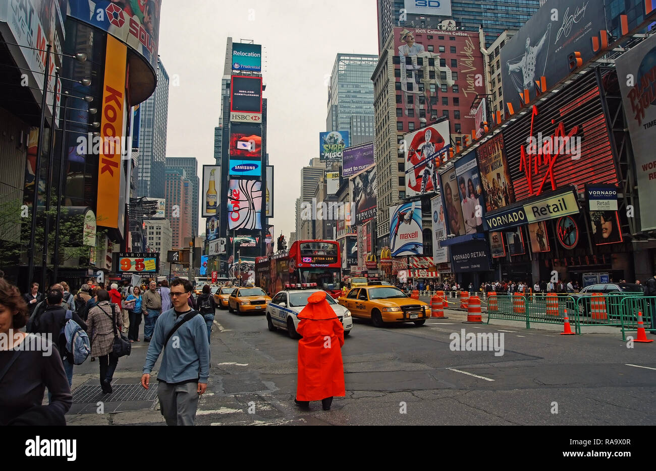 New York, Stati Uniti d'America - 13 Novembre 2008: times square, il centro della città, con il popolo, turisti, auto, taxi, taxi, autobus, grattacieli affissioni e pubblicità sul cielo bianco Cuore di sfondo del mondo Foto Stock