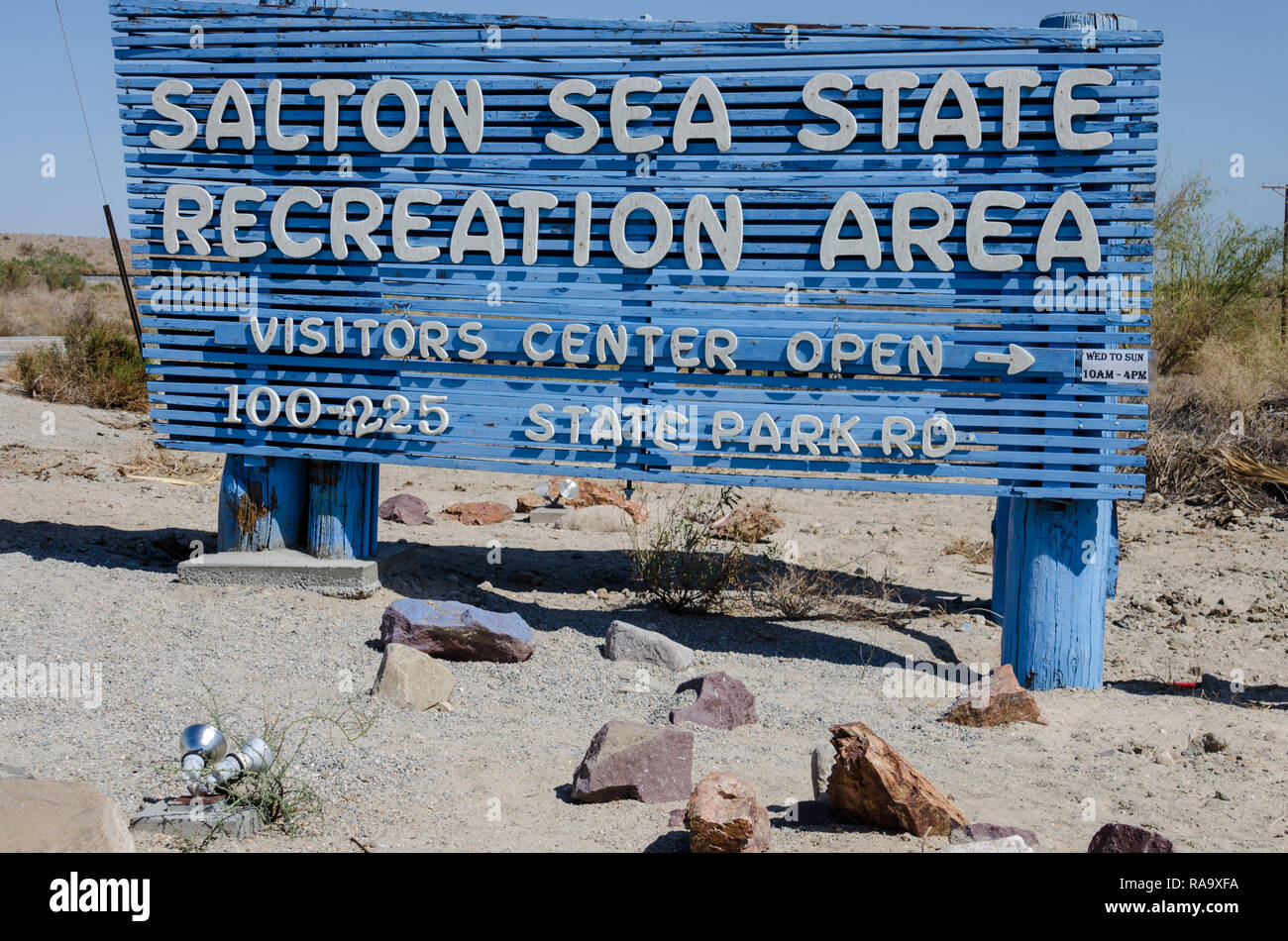 16 MAGGIO 2015 - Bombay Beach, CA: segno per il Salton Sea membro Recreation Area accoglie favorevolmente i campeggiatori e i pescatori sulle rive del lago. Foto Stock