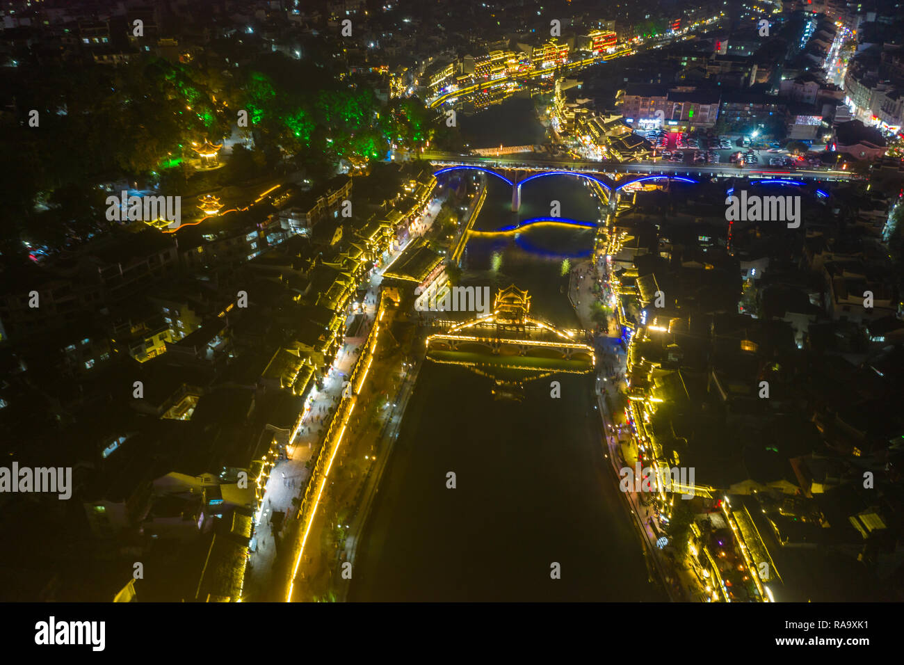 Angolo di alta vista di Fenghuang - Phoenix antica città di notte Foto Stock