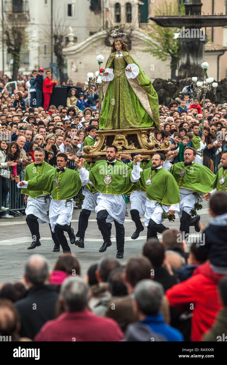 Festival della Madonna in esecuzione in Piazza Sulmona. Vacanze pasquali tradizionali. Sulmona, Provincia dell'Aquila, Abruzzo, Italia, Europa Foto Stock