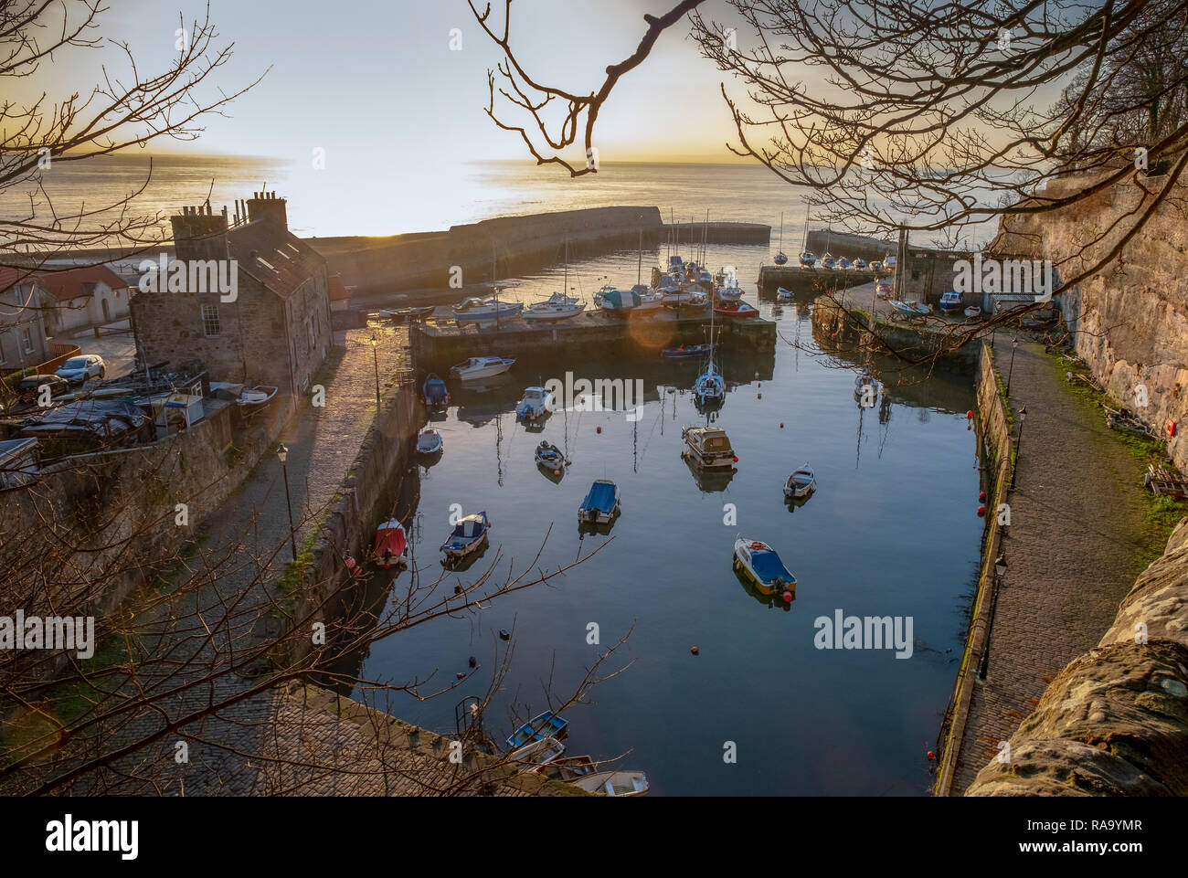 Una vista di Dysart Harbour, Kirkcaldy con harbourmaster's House a sinistra. Foto Stock