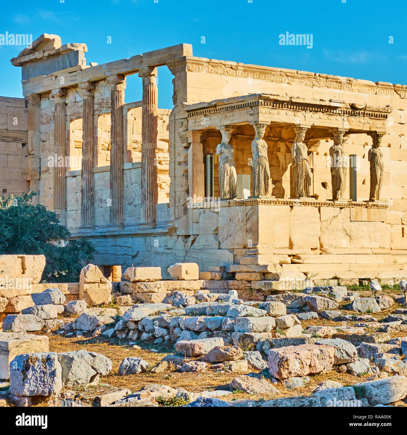 L'Eretteo tempio con il Portico delle Cariatidi sull'Acropoli di Atene, Grecia Foto Stock