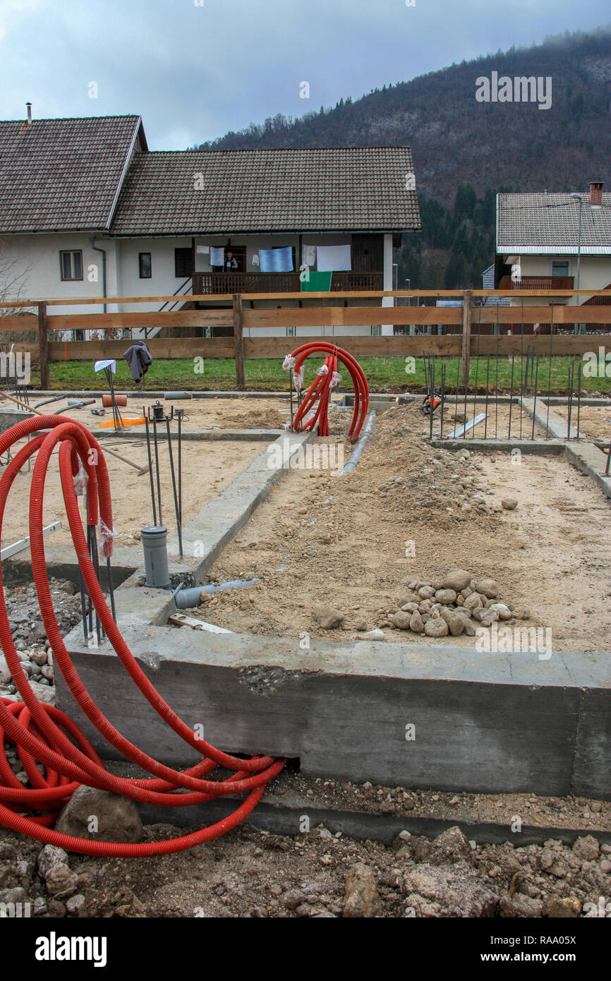 Struttura di fondazione con tubi rossi Foto Stock