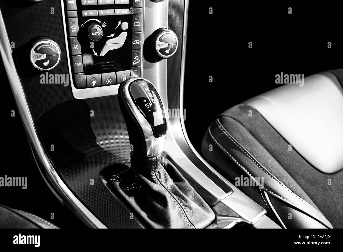 Ingranaggio automatico bastone di un moderno car dettagli interni con componenti elettronici. In bianco e nero. Foto Stock