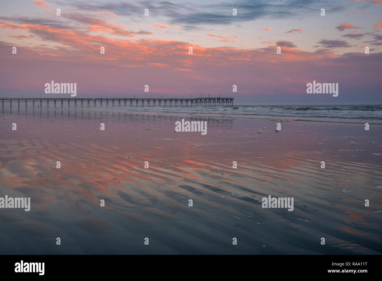 Tramonto con nuvole rosa e la pesca del molo, Sunset Beach, Carolina del Nord, Stati Uniti Foto Stock