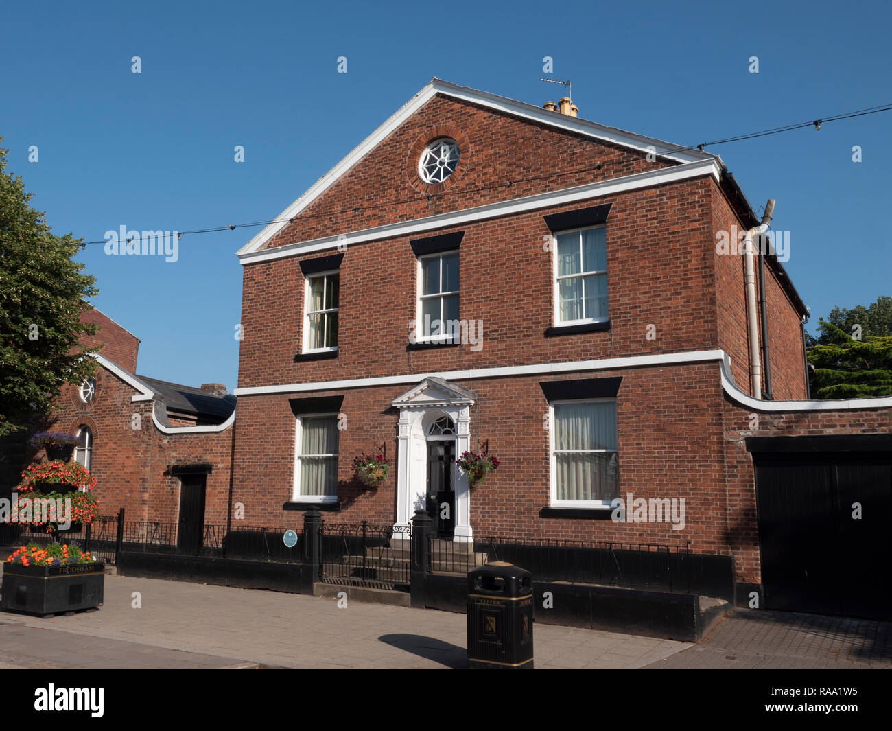 Una simmetria di fine Georgian House con padiglione ali a 52 Main Street, Frodsham, Cheshire, Inghilterra, Regno Unito Foto Stock