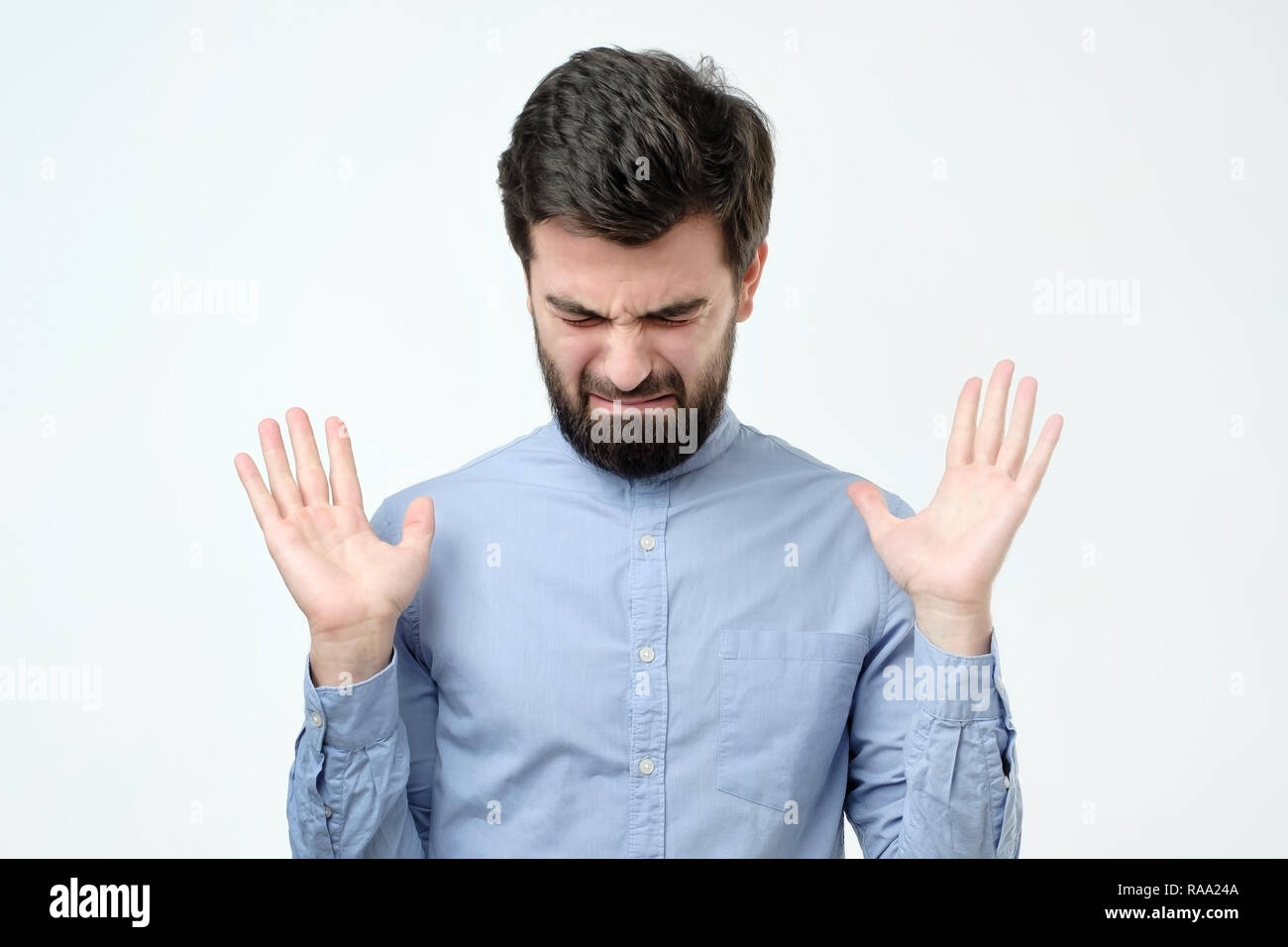 Giovane uomo ispanico con la barba è il pianto Foto Stock Giovane uomo ispanico con la barba è il pianto Foto Stock