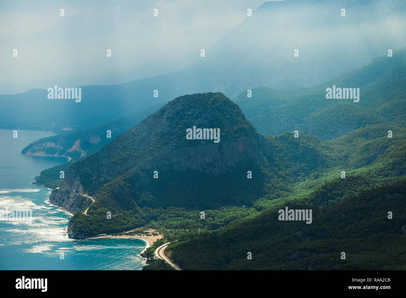 Incredibile paesaggio bello della montagna con nuvole affascinante e morbidi raggi del sole cade sulla terra attraverso le dense nubi. La natura dello sfondo. Posizione orizzontale Foto Stock