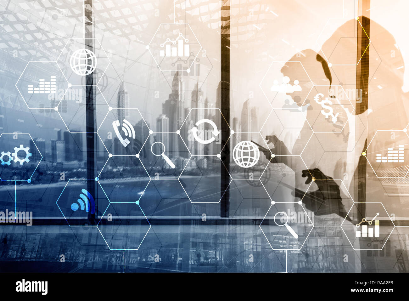 La doppia esposizione dei supporti misti. Gli schemi e le icone sulla schermata di ologramma. La gente di affari e moderna città sullo sfondo. Foto Stock