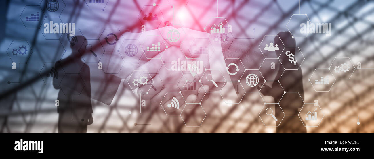 La doppia esposizione dei supporti misti. Gli schemi e le icone sulla schermata di ologramma. La gente di affari e moderna città sullo sfondo. Foto Stock